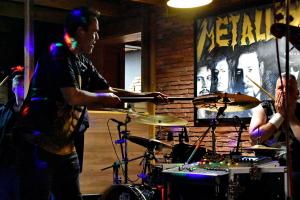 20250425 FOTO male LIVEband Retro Rock Pub MARTIN 21.JPG